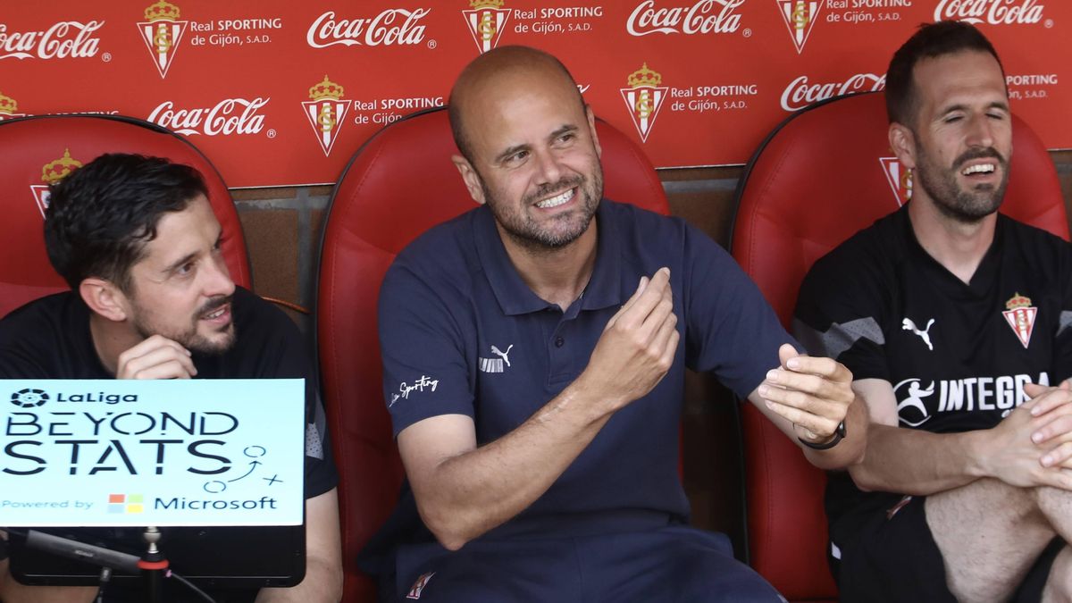 Miguel Ángel Ramírez, en el centro, durante un partido en El Molinón