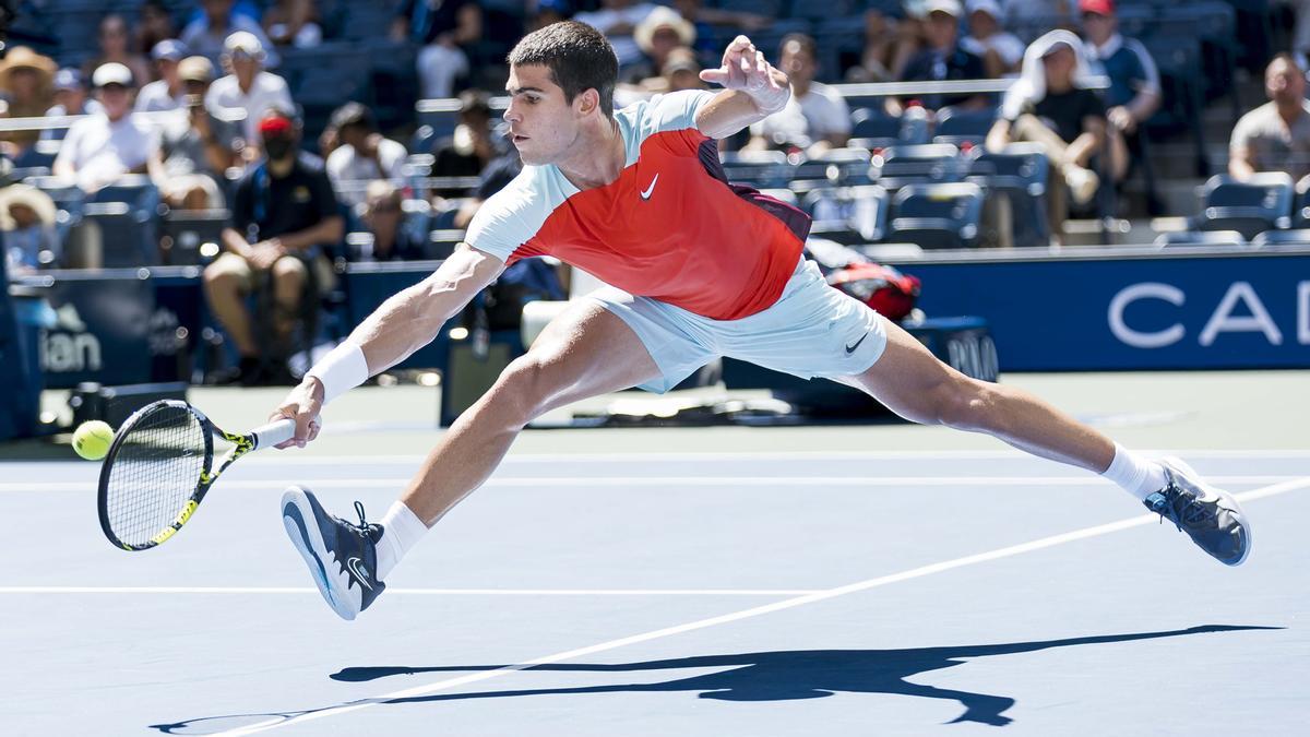 Alcaraz debuta con un recital de tenis y una victoria ante Báez