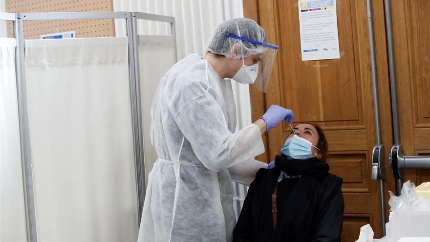 Francia estudia imponer un toque de queda en las zonas más afectadas por el covid