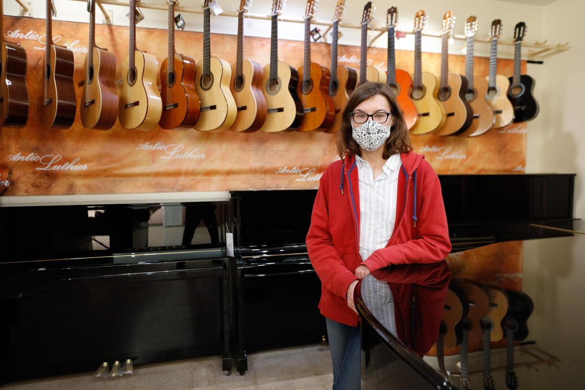 Ruth Marí Marí, dependienta de la tienda de instrumentos musicales Casa Martí, en Eivissa.