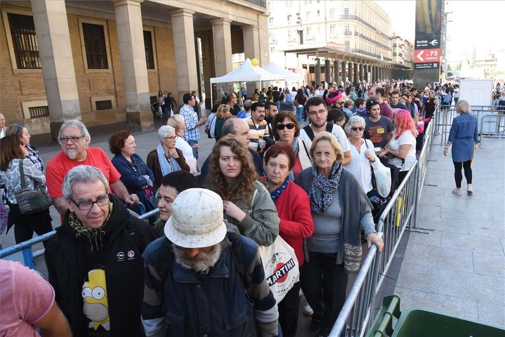 Miles de personas comen en la plaza del Pilar alimentos que iban a desecharse