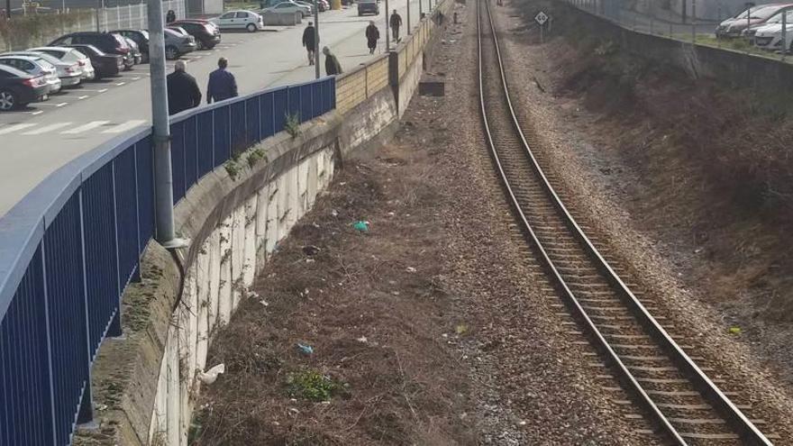 Las vías del tren en Moreda se convierten en un vertedero