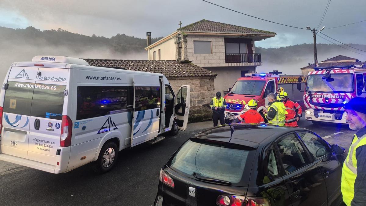 Choque de un bus escolar contra la capilla de San Roque de Boborás