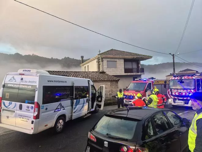 Choque de un bus escolar contra la capilla de San Roque de Boborás