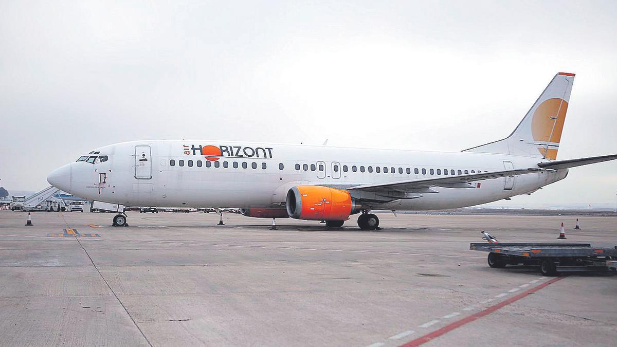 Un avión de la compañía Air Horizont, de capital aragonés, estacionado en el aeropuerto de Zaragoza.