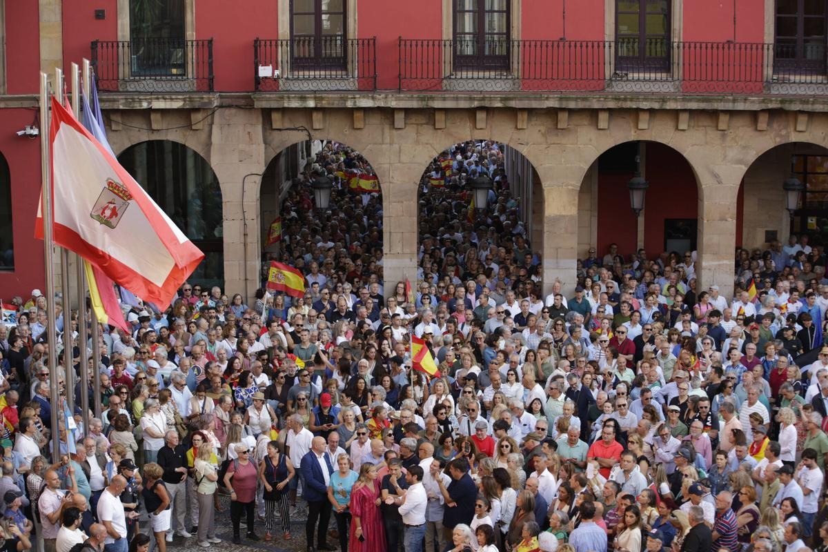 En imágenes: así fue la masiva manifestación en Gijón de apoyo a Ceuta en la plaza Mayor