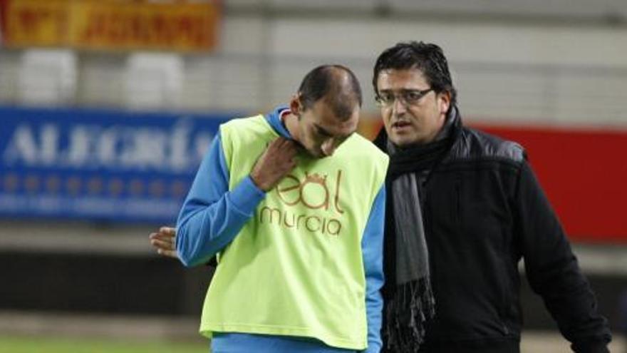 Iñaki Alonso habla con el centrocampista Cámara antes de que saltara al terreno de juego.