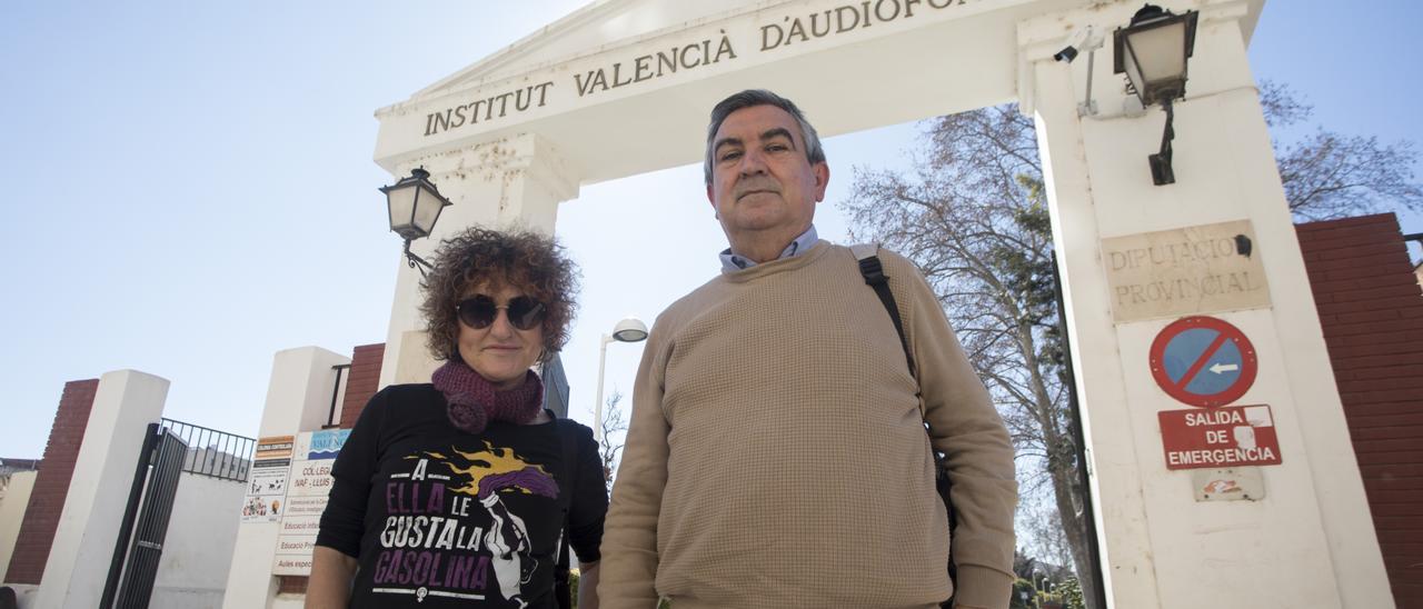 Dos trabajadores del Instituto Valenciano de Audiofonología, que rehabilita a niños y adultos sordos