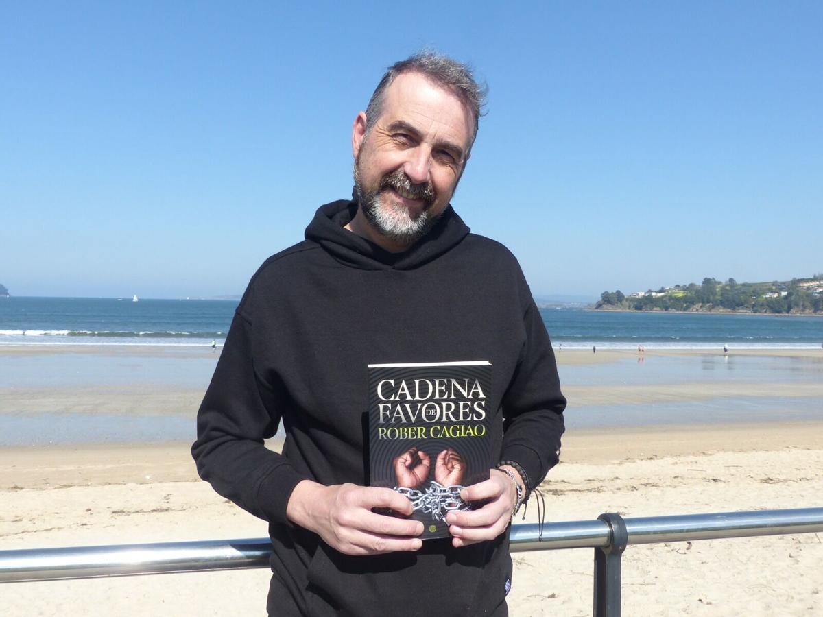 Rober Cagio coa súa última novela, 'Cadena de favores'
