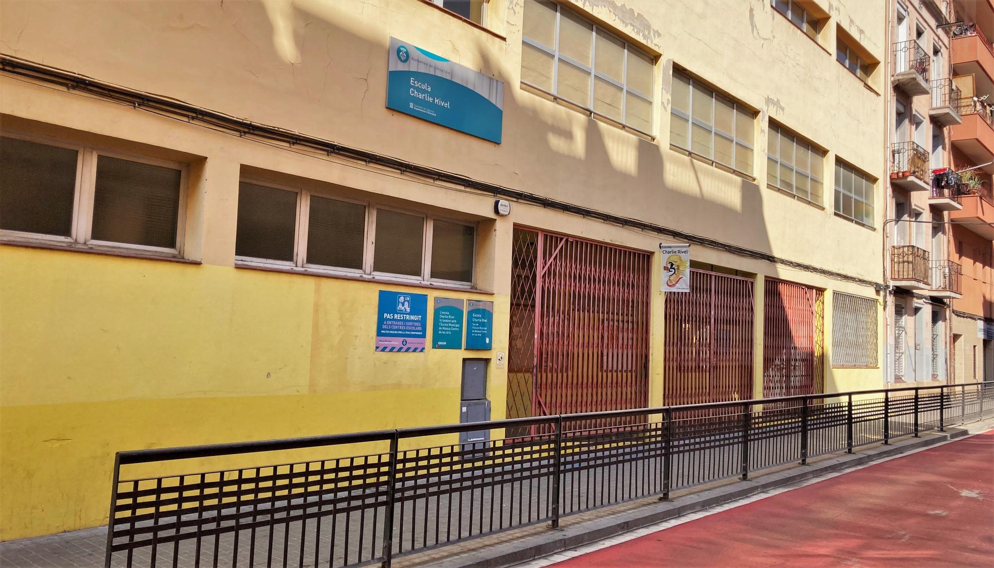 La fachada de la Escola Charlie Rivel del barrio de Collblanc de L'Hospitalet.