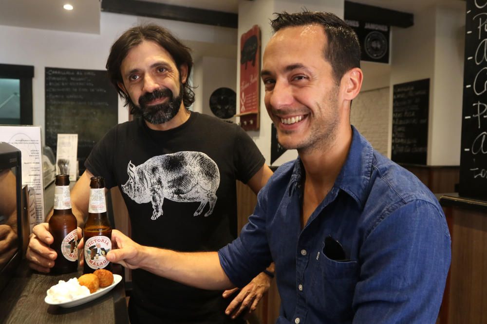 Raúl Lozano y Arturo Sánchez degustando la ruta en el bar Jamones.