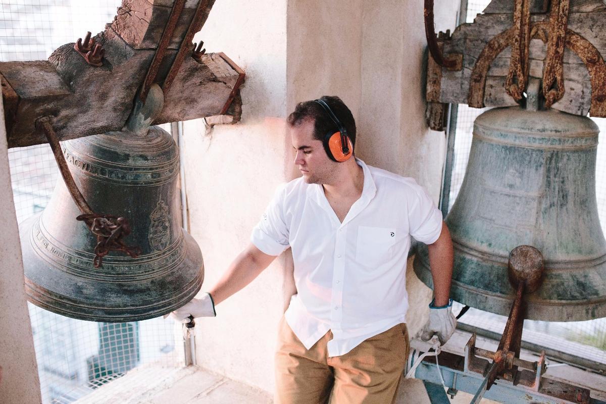 Rafael Córdoba repicando