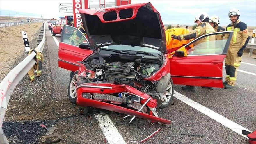 Un conductor, atrapado al ser alcanzado por un camión