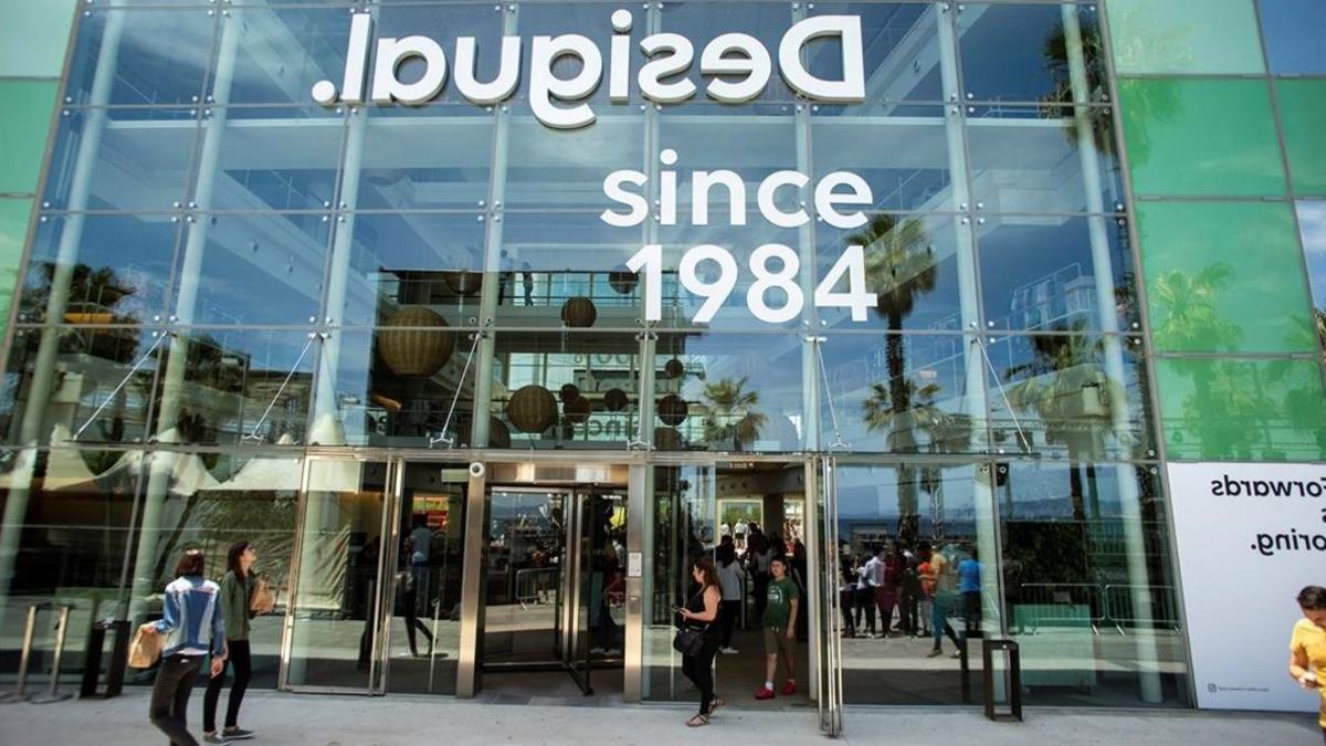 La sede de Desigual en Barcelona con el nuevo logo.