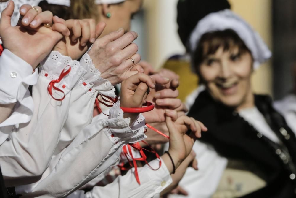 Desfile en Pola de Siero para celebrar los Güevos Pintos