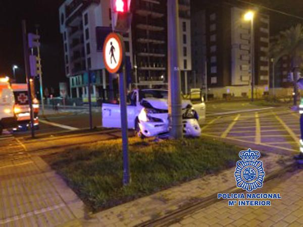 Un hombre estampa su vehículo contra la catenaria del tranvía en Murcia