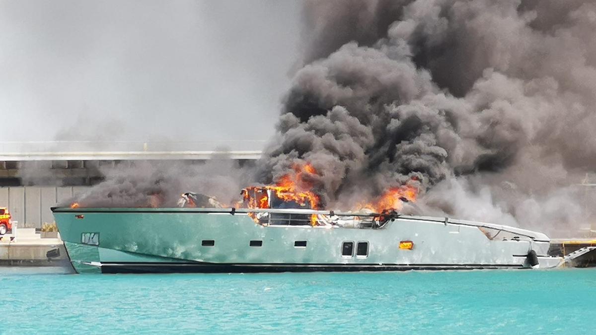 Un yate amarrado en la Marina Sur arde