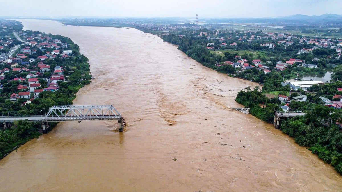 Un puente se desploma en Vietnam y deja al menos 13 desaparecidos