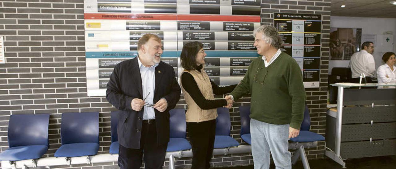 Victorina Fernández saluda a Jerome Muñoz, director del centro de FP de Imagen, junto a Ramón Canal.