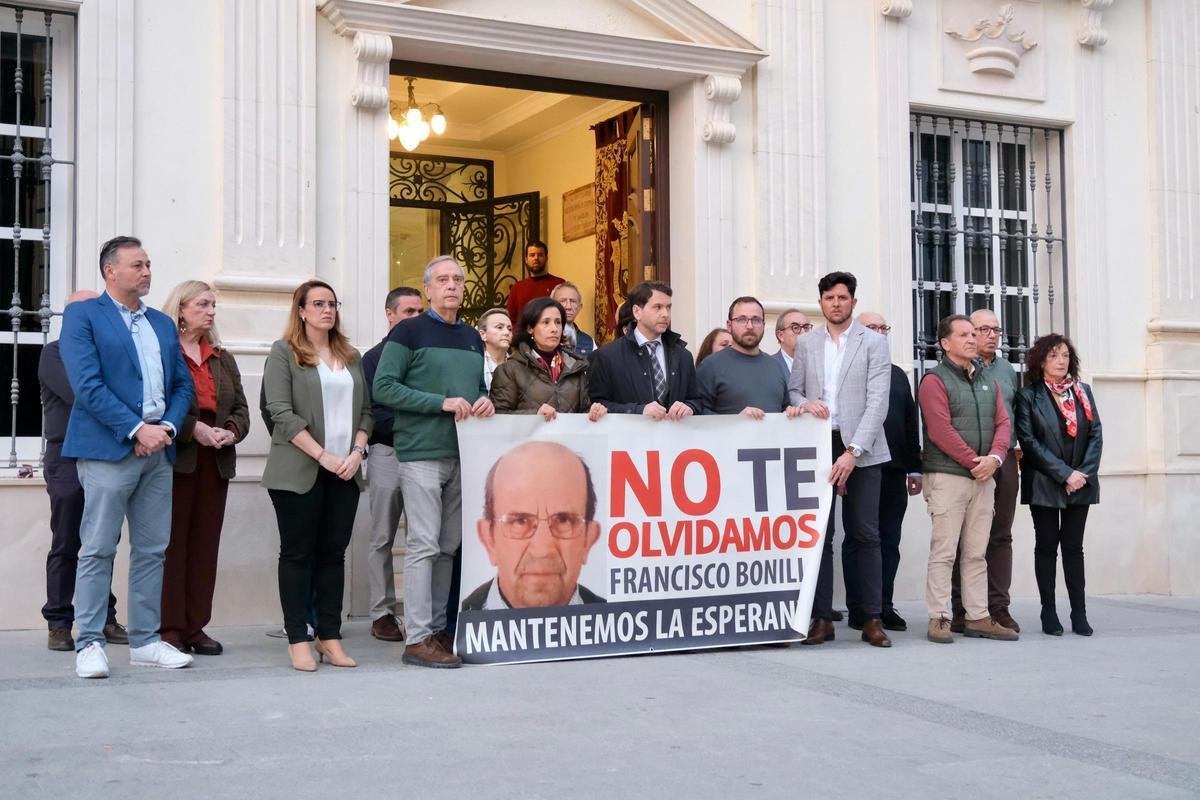 Minuto de silencio con motivo del Día de las Personas Desaparecidas sin Causa Aparente en recuerdo a Francisco Bonilla.