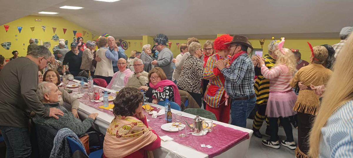 Asistentes ao baile de Entroido do Club de Xubilados de Lousame.