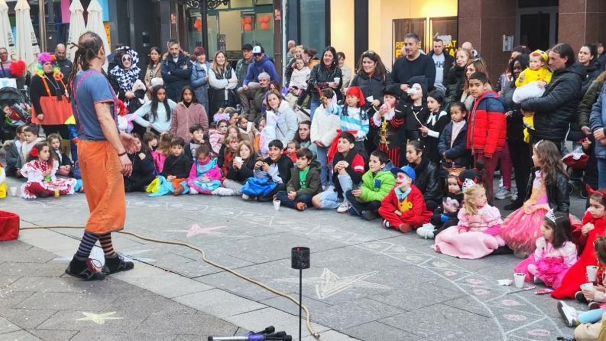 Un grupo vestido del videojuego Mario Bros. en el desfile de Blimea. |