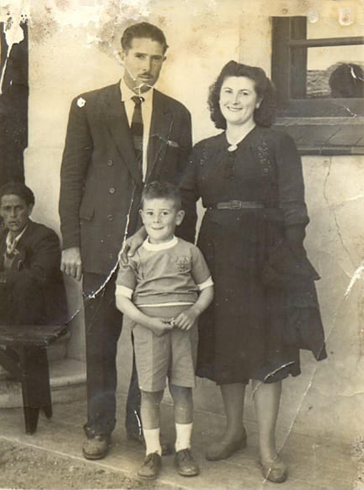 Dolores posa con su marido y su hijo en una fotografía antigua.