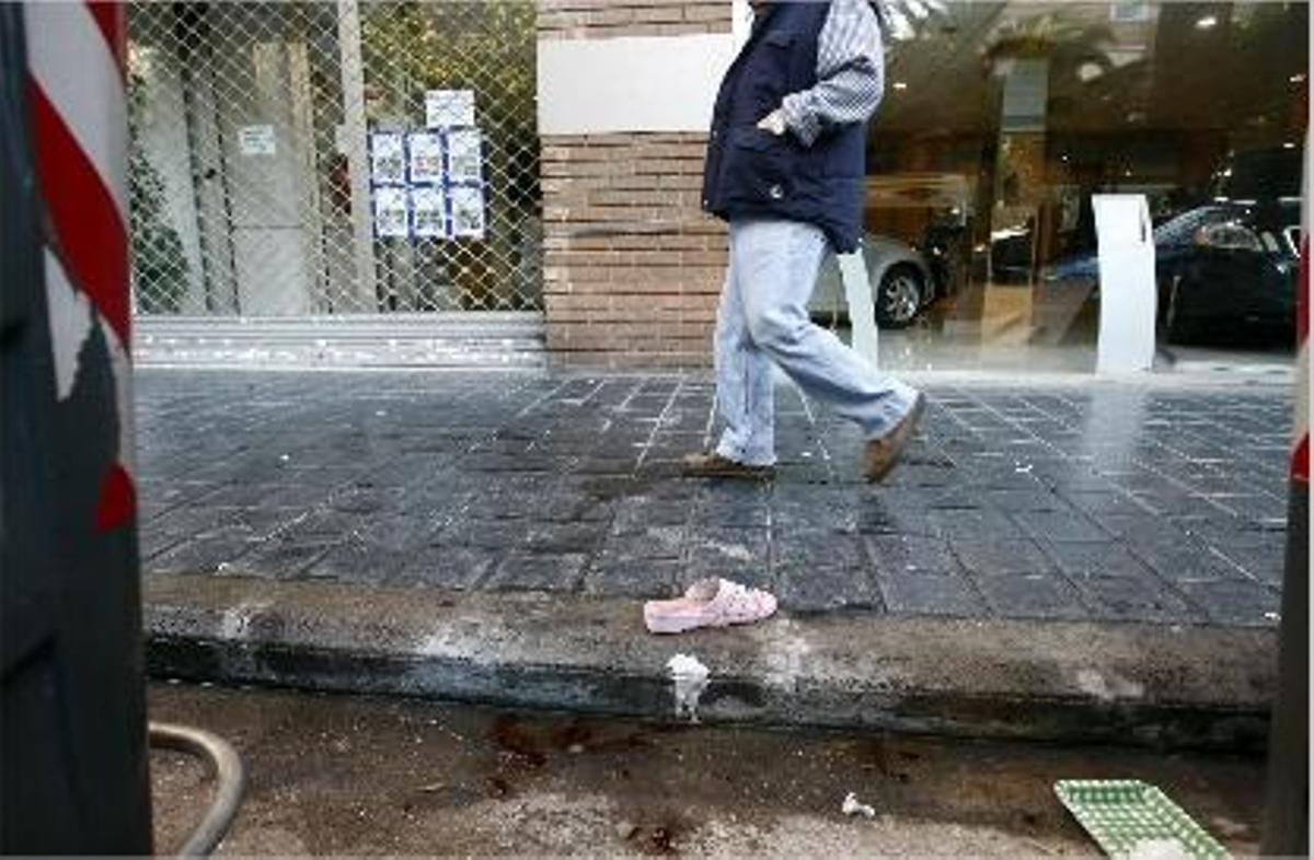 Los vecinos de Aben Al Abbar tuvieron que limpiar con agua los restos del incidente.