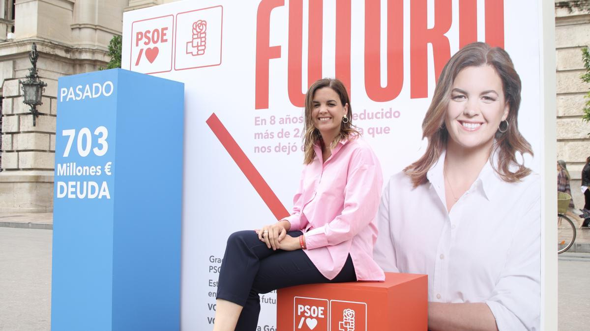 Sandra Gómez posa al costat del tòtem que critica al PP