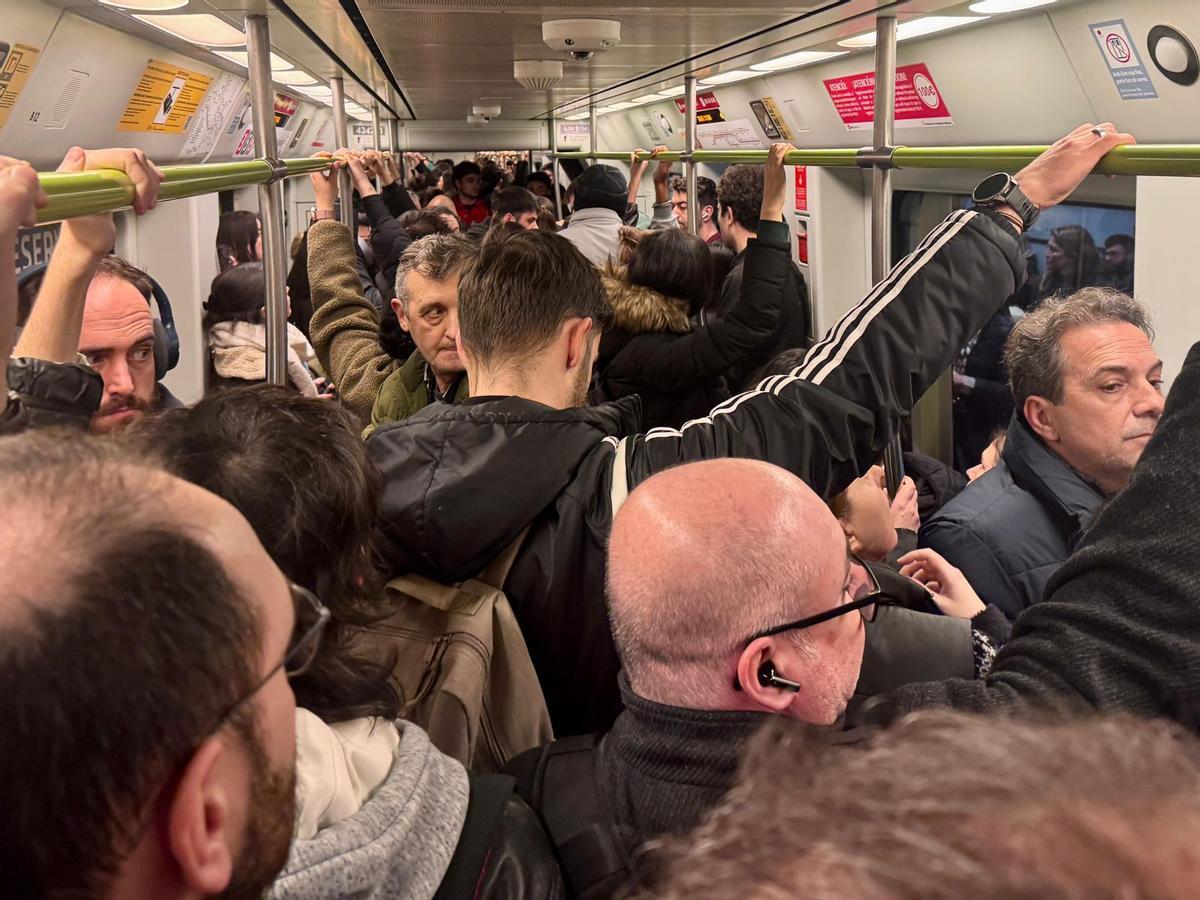 Un convoy de Metrovalencia abarrotado en estos días de prefallas.