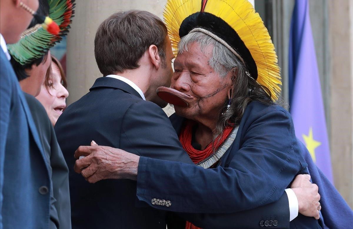 El legendario jefe indígena de Brasil, Raoni Metuktire, se despide del presidente francés Emmanuel Macron, después de su reunión en el Palacio del Elíseo en París, como parte de la gira de tres semanas del líder brasileño por Europa. El anciano jefe de Kayapo, reconocido internacionalmente, buscará recaudar un millón de euros para proteger mejor la reserva del Amazonas, en Xingu.