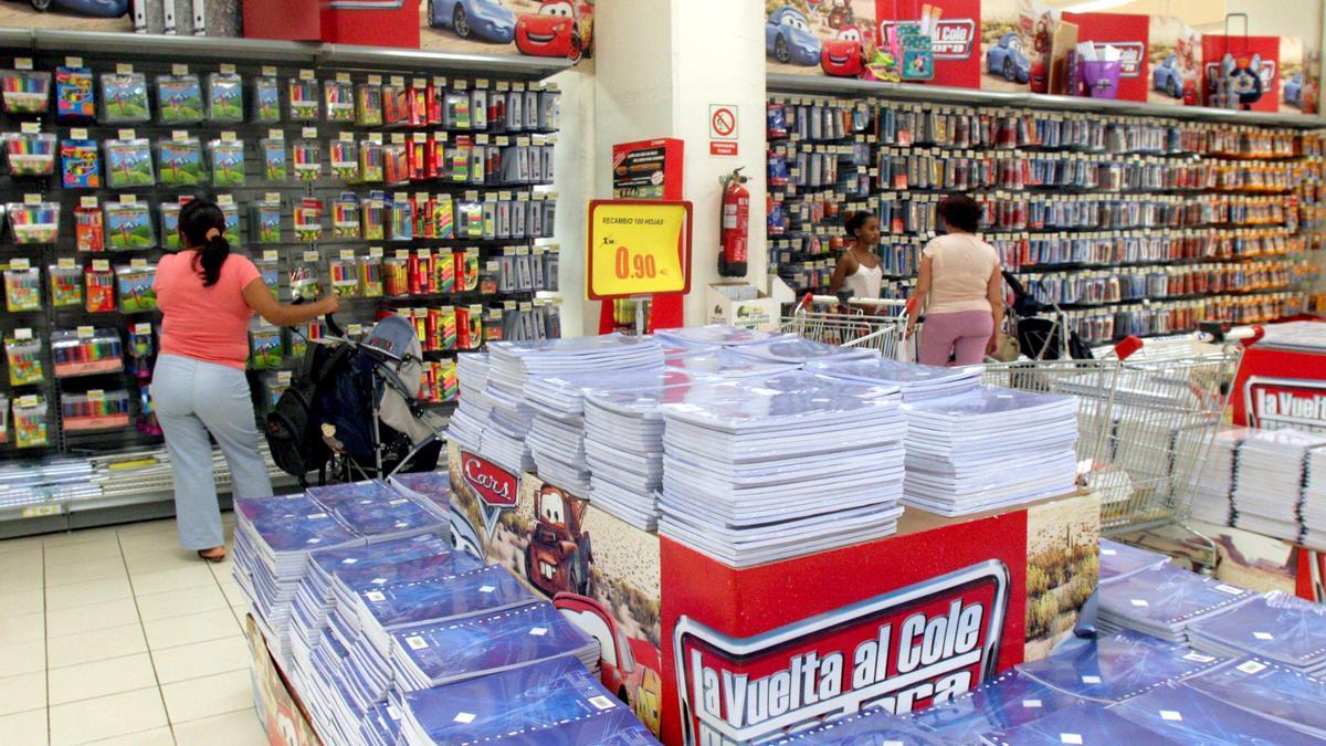 Área de una gran superficie destinada a productos de la &#039;vuelta al cole&#039;.