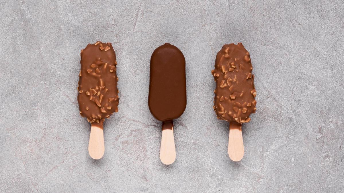 La OCU alerta sobre la presencia de aditivos con riesgos para la salud en los helados bombón que venden en el supermercado