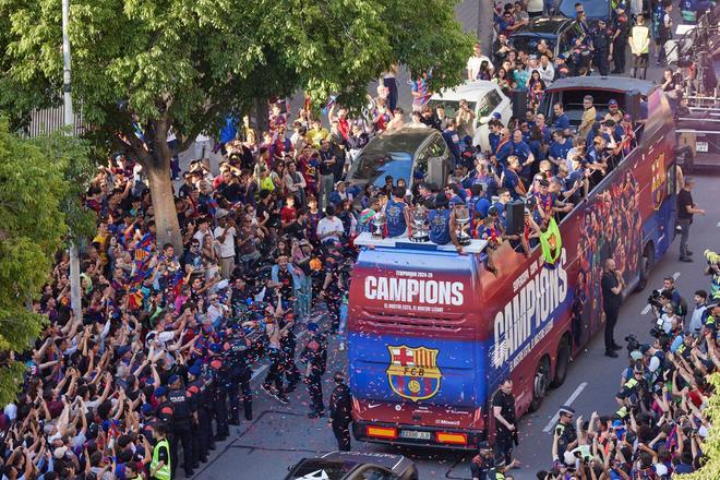 ¡De locos! Las mejores imágenes de una ciudad entregada al Barça