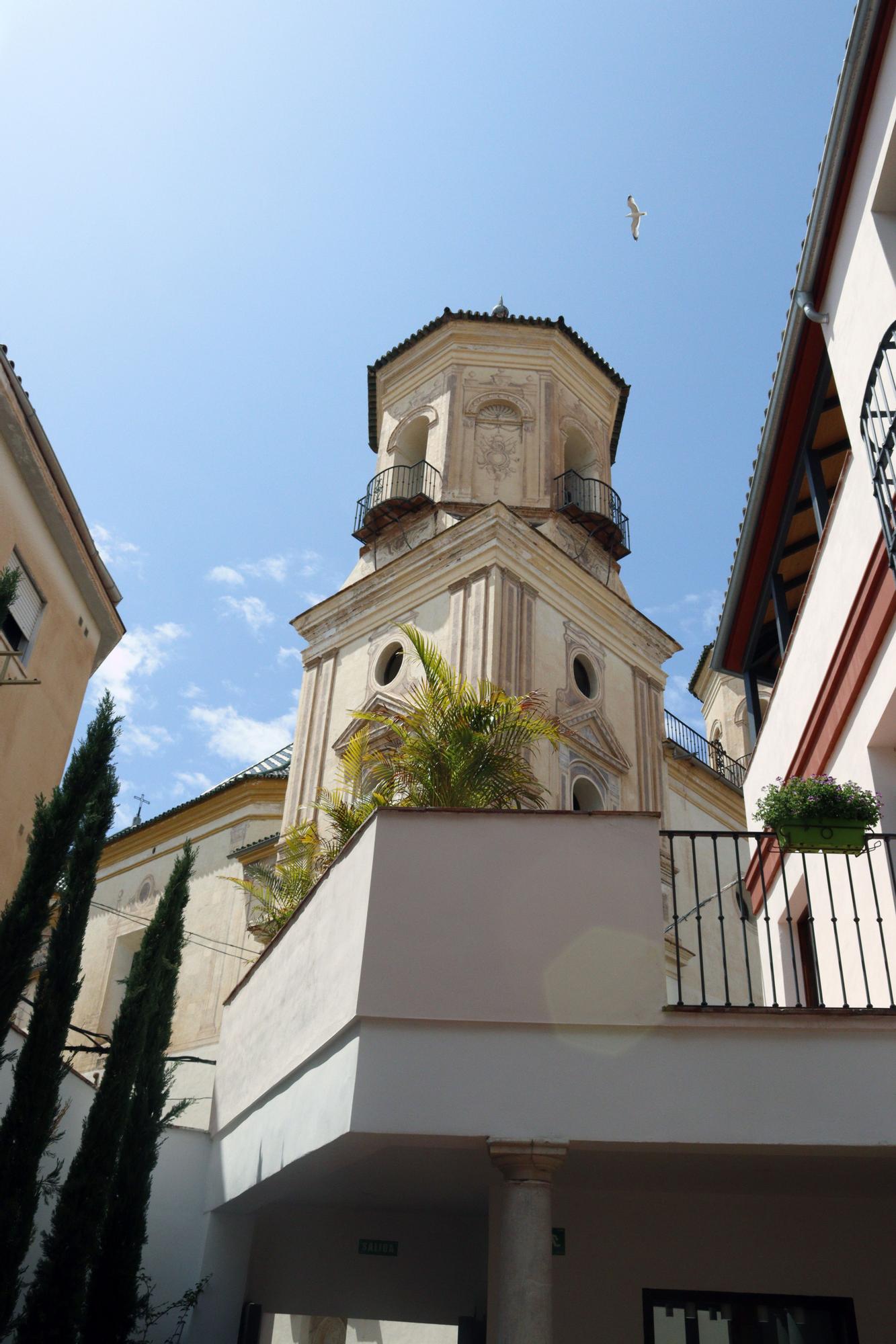 La torre de la Iglesia de San Felipe Neri se ve desde el nuevo patio del Museo del Vidrio