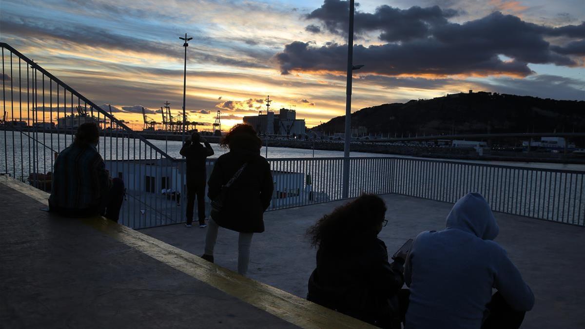 BARCELONA 24 01 2021 Barcelona  Ambiente en la placita al final del espigon que hay detras del hotel vela  han hecho un mini paseo de 300 mts  al final se pone la gente a mirar como se pone el sol   FOTO de RICARD CUGAT