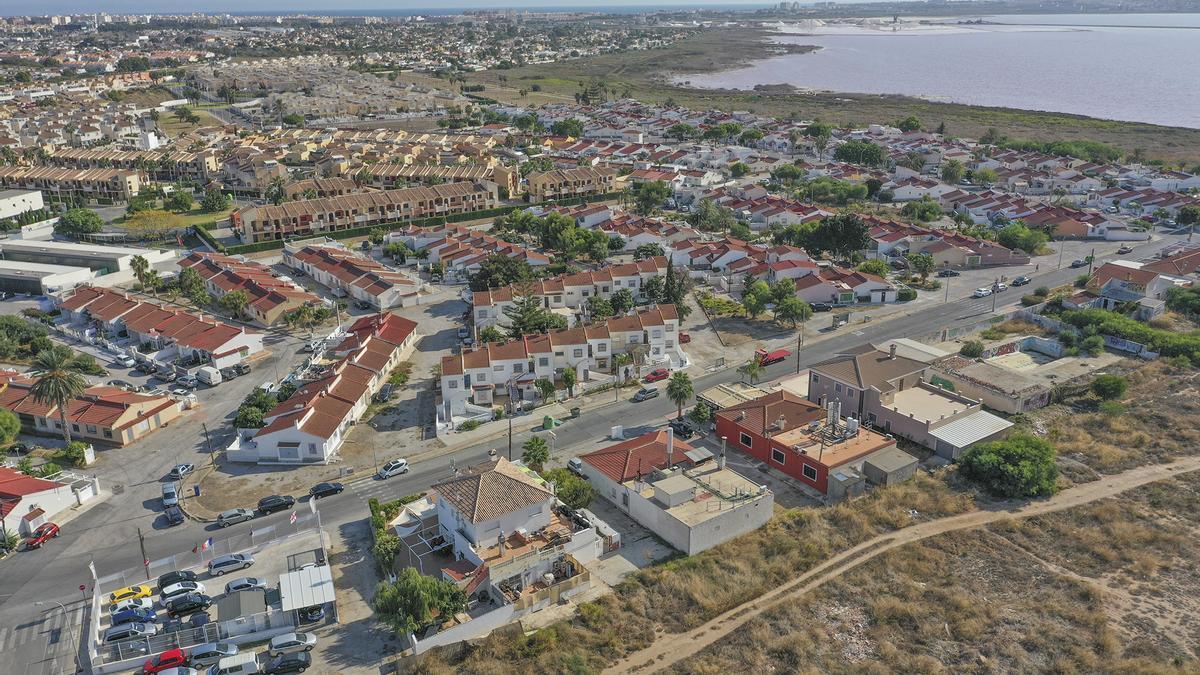 Vista aérea de las urbanizaciones que rodean la orilla este de la laguna de Torrevieja