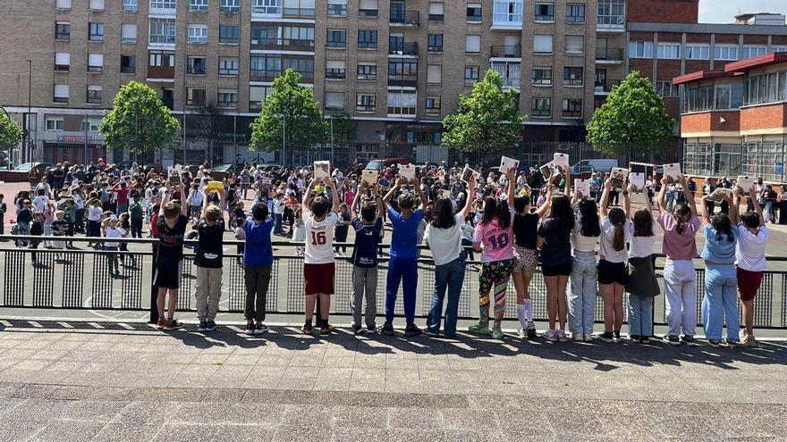 El colegio Pumarín de Gijón "exprime" los actos por el Día del Libro con los premios de su concurso literario y un multitudinario baile