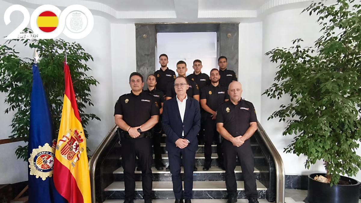 El subdelegado de Zamora, con los nuevos policías en prácticas.