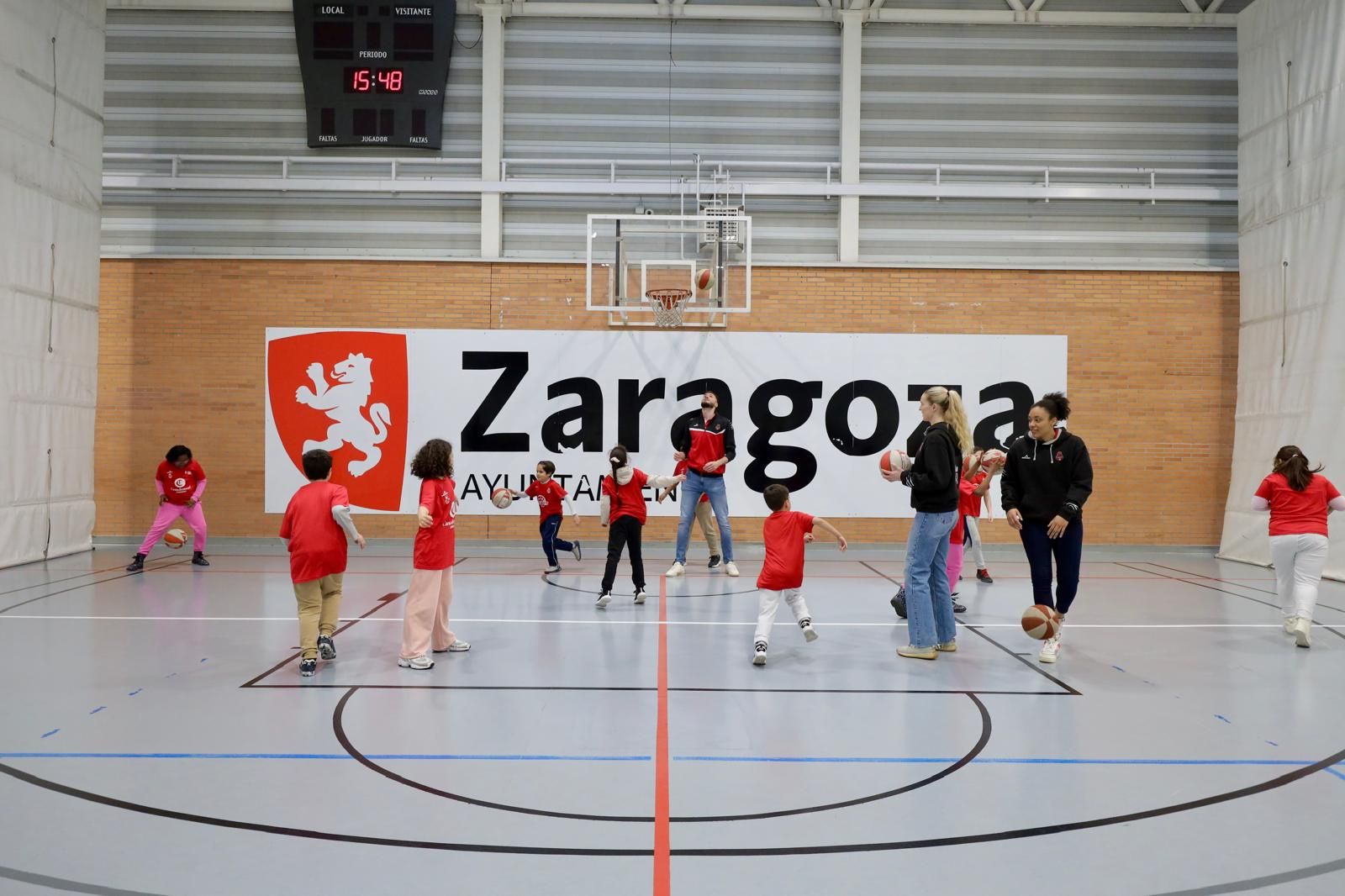 En imágenes | Visita del Casademont Zaragoza al Colegio Tenerías