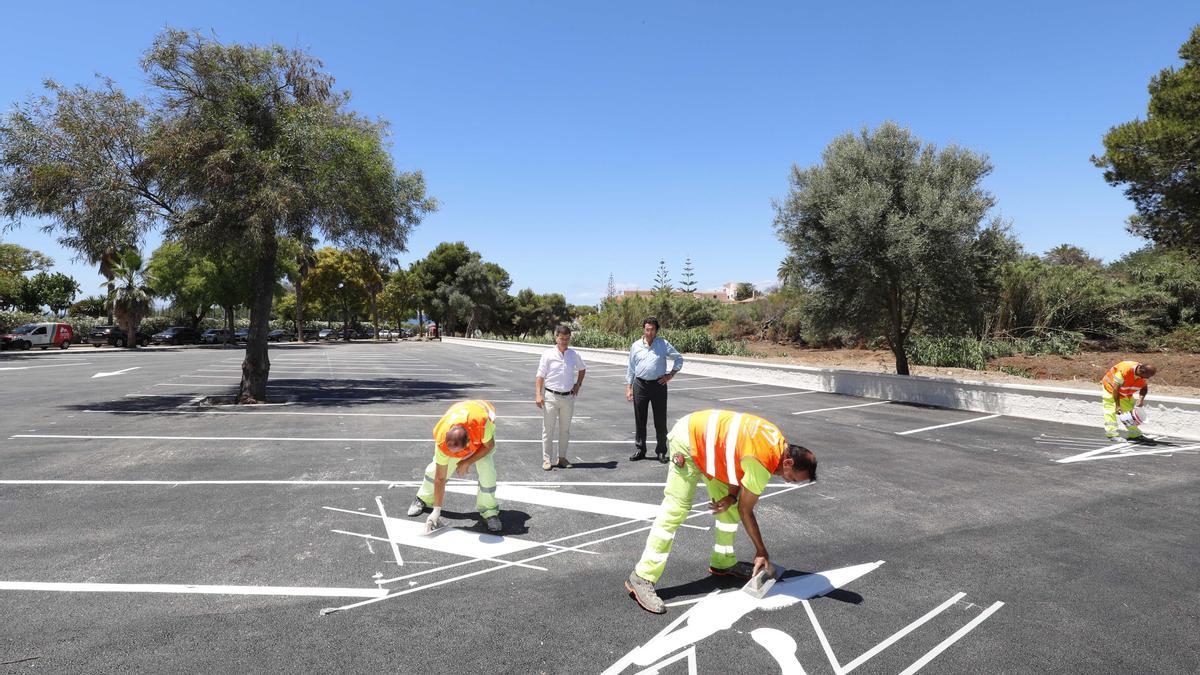 Trabajos de señalización en un aparcamiento de la playa marbelli.