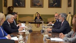 El expresidente del Consejo General del Poder Judicial, Carlos Lesmes (2d), y el comisario europeo de Justicia, Didier Reynders (2i), durante el encuentro celebrado en Madrid en el marco de la visita del responsable europeo a España. 