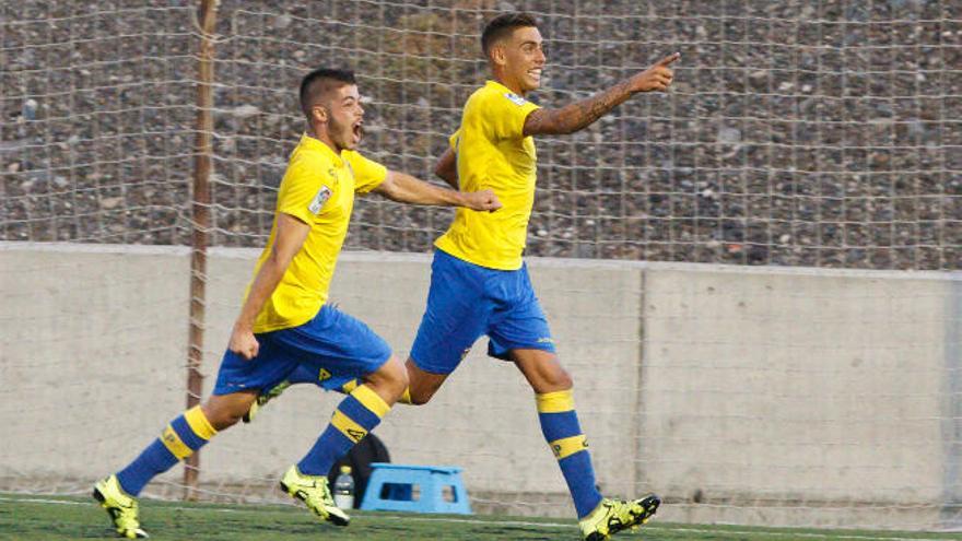 Jefté festeja un tanto ante el Tenerife, junto a Matías, en el Anexo.