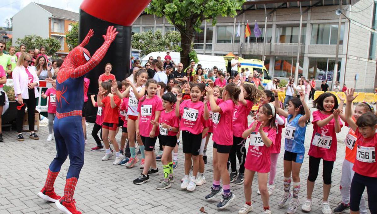 Spiderman acompañou á rapazada durante a carreira. | // D.P.