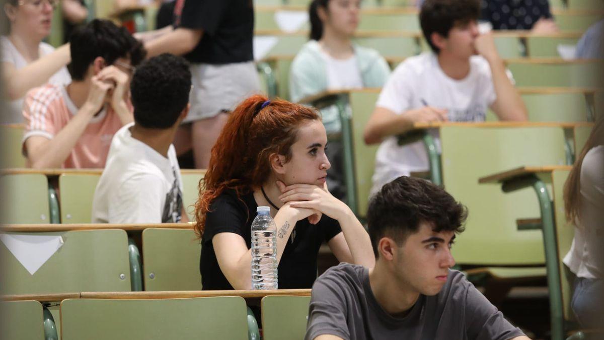 Estudiantes instantes antes de realizar un examen de la EvAU