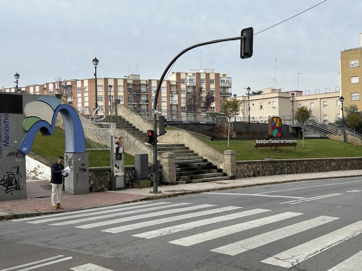 El tótem de la M situado en la entrada del parking, aún sin desmontar, y la estructura de 'Badajoz. Ciudad de Compras'