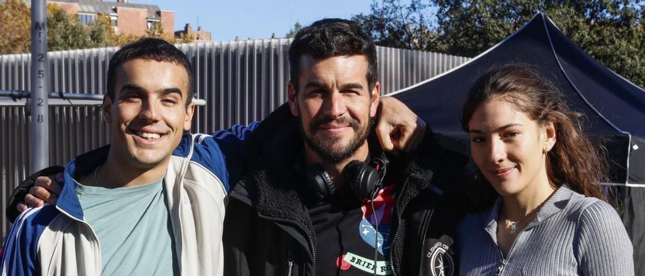 Mario Casas, en el centro, junto a su hermano Óscar y la actriz Candela González en el rodaje.   | // EFE