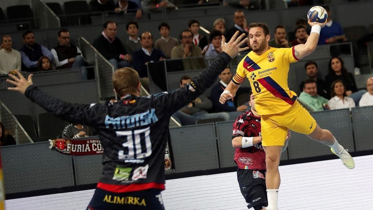 Víctor Tomàs lanza ante Patotski durante la segunda semifinal de la Copa del Rey, en la Caja Mágica de Madrid.