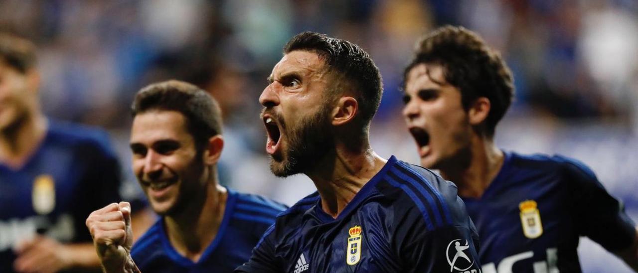 Bastón celebra un gol, junto a Lucas y Javi Mier. | Luisma Murias