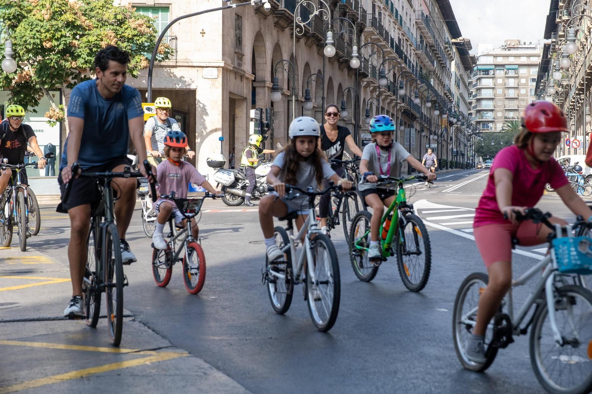 Un centenar de personas participan en la bicicletada de Palma